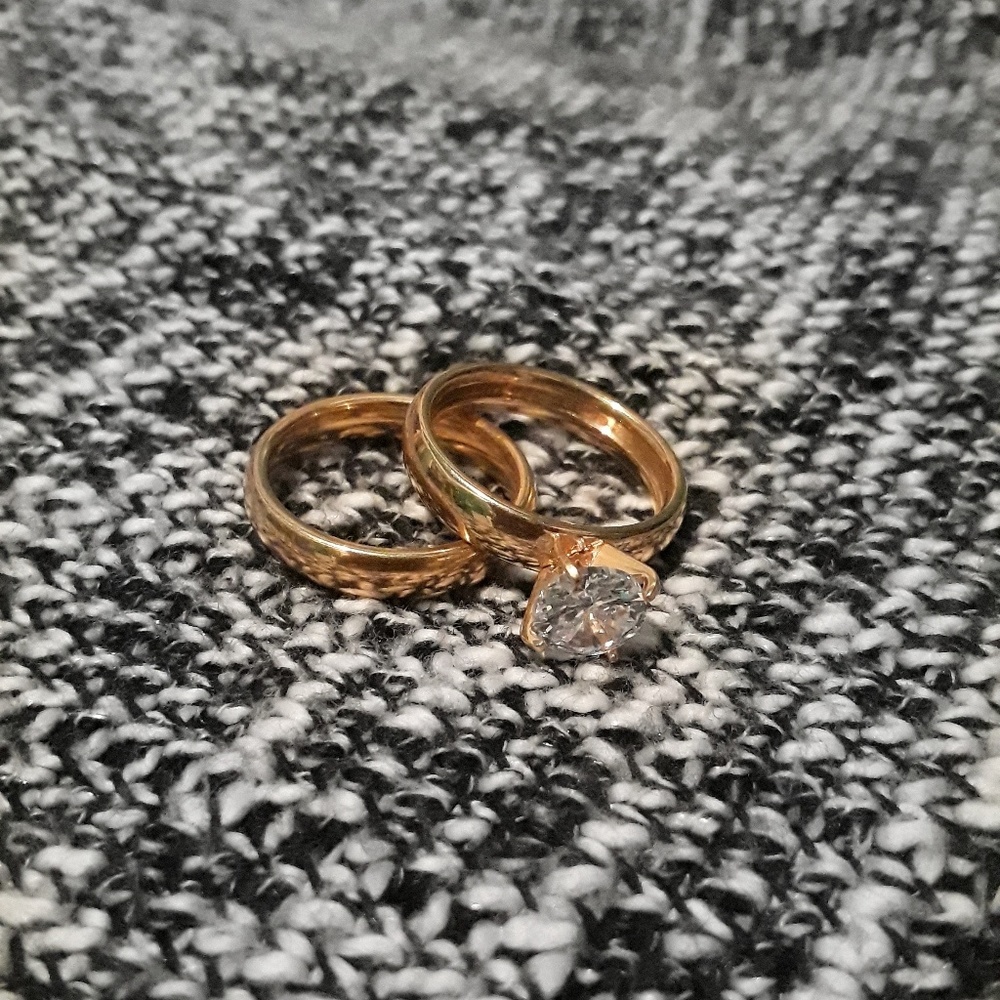 Size 7 Golden ring with a small diamond